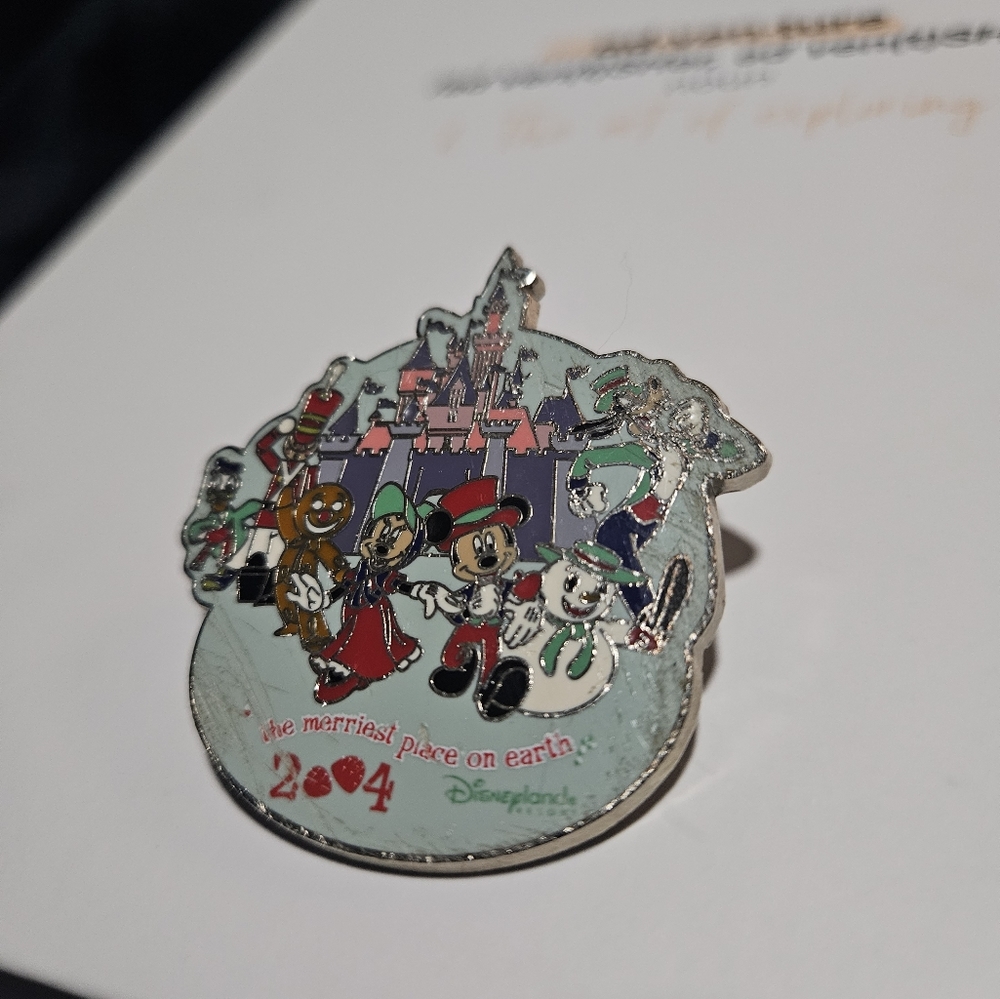 2004 The Merriest Place on Earth Disney Land Pin Collectable